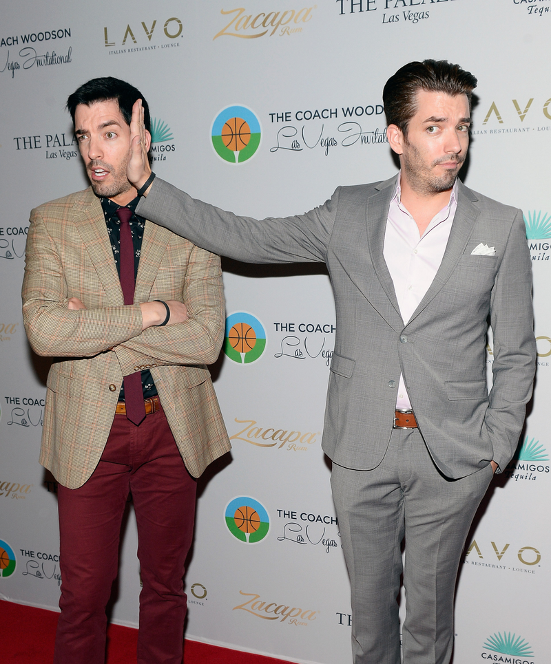 Illustration for article titled Photos of the Property Brothers Posing